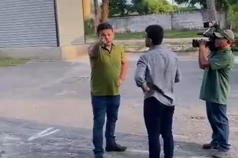 Prefeito interrompe entrevista após se envolver em confusão com morador