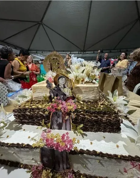 Bolo de Santo Antônio é arrematado por R$ 50,1 mil em cidade no interior do Ceará
