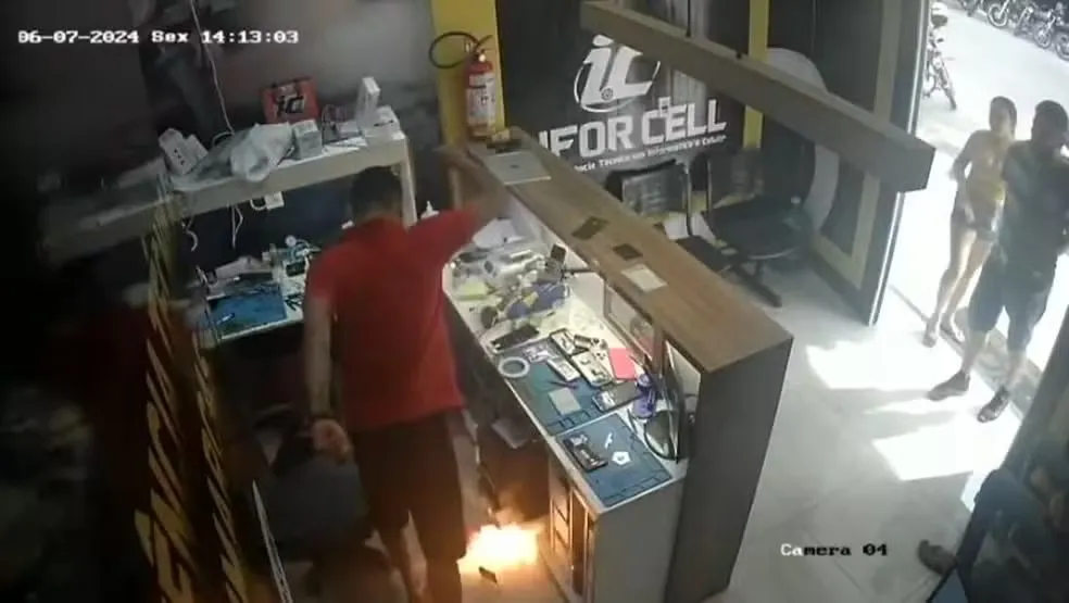 Bateria de celular explode durante manutenção em assistência técnica no Ceará