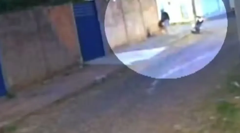 Homem é flagrado agredindo a namorada em rua em cidade do Ceará