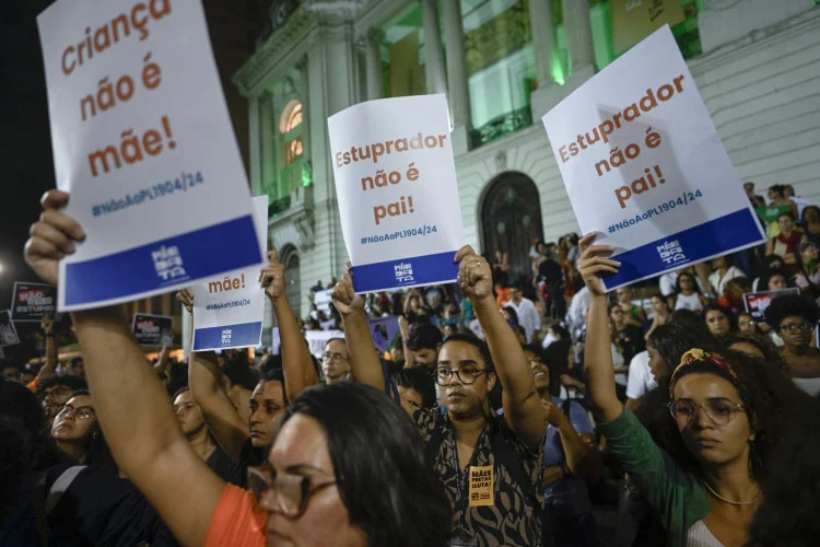 Milhares de pessoas protestam contra projeto de lei que endurece penas por aborto