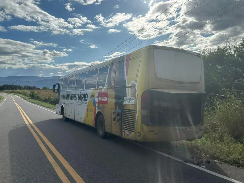 Ônibus universitário quebrado em Pires Ferreira gera revolta