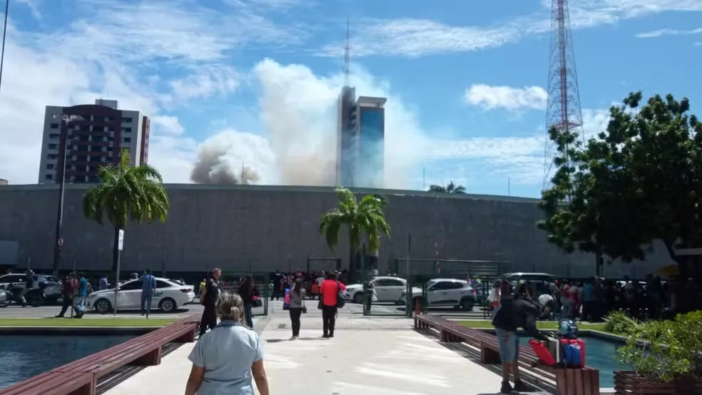 Incêndio atinge Assembleia Legislativa do Ceará, na manhã desta quinta-feira (20)
