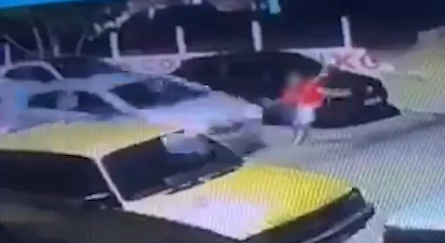 Criança de oito anos é atropelada e arremessada por carro e motorista não presta socorro