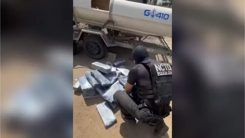 Mais de 300 kg de maconha são encontrados escondidos em barco no interior do Ceará