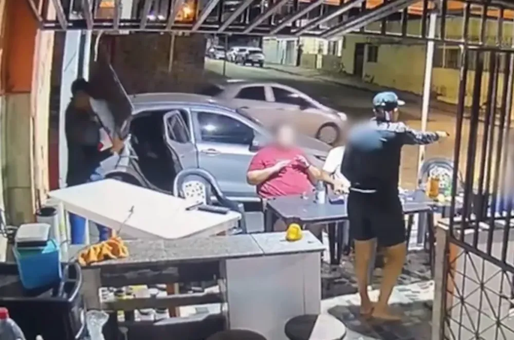 Dupla faz assalto a espetinho e rouba televisão e celulares de clientes no Ceará