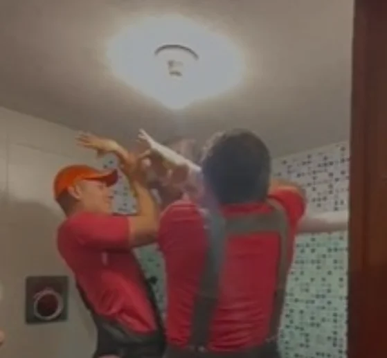 Criança de sete anos fica presa dentro de box de banheiro no Ceará