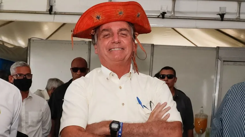 Bolsonaro é atacado por abelhas e interrompe comício no Nordeste