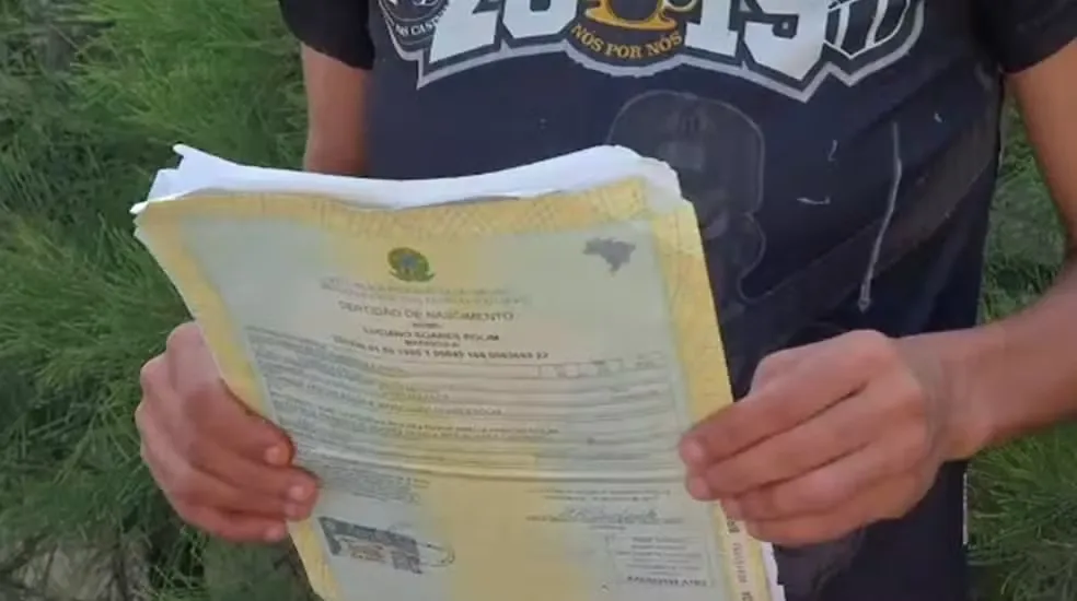 Mulher tenta corrigir há sete anos certidão de nascimento com o nome e o sexo emitidos errados
