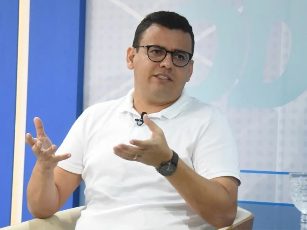 Prefeito é acusado de usar verba pública para bancar amante