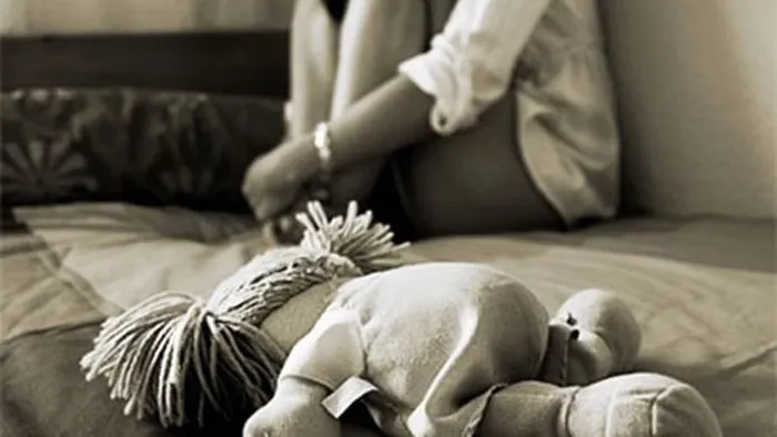 Mãe é denunciada por morte da filha ao evitar médicos e confiar “apenas na fé religiosa”