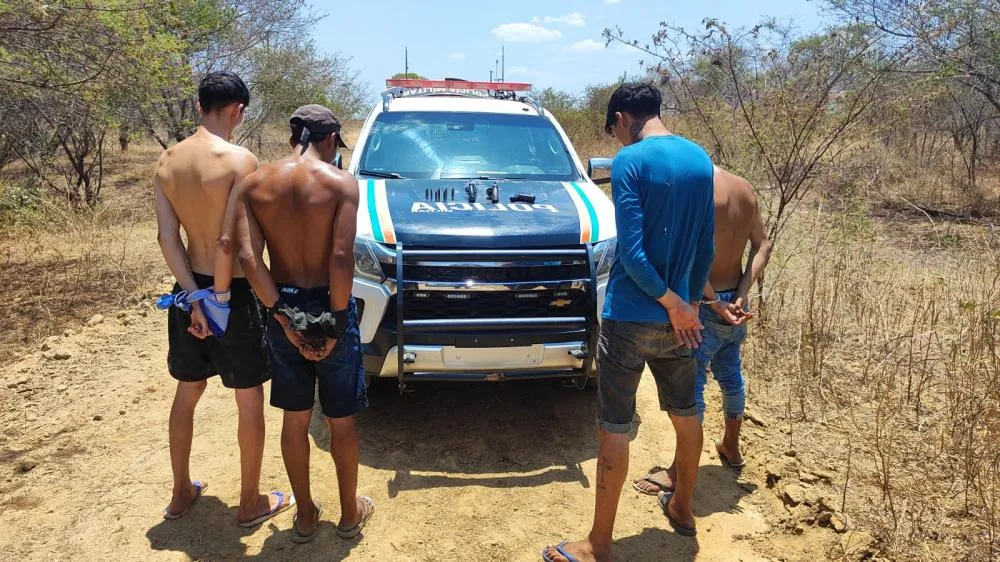Três homens são presos com armas e menor é apreendido no interior de Hidrolândia