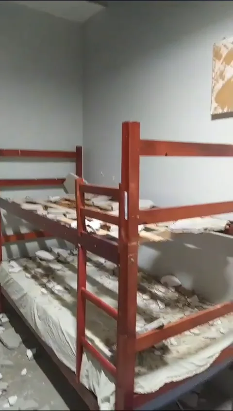 Parte do teto de hospital no Ceará cai sobre enfermeiras enquanto dormiam 
