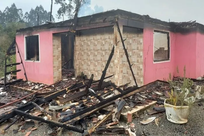Incêndio deixa mulher ferida e casa destruída, marido é suspeito