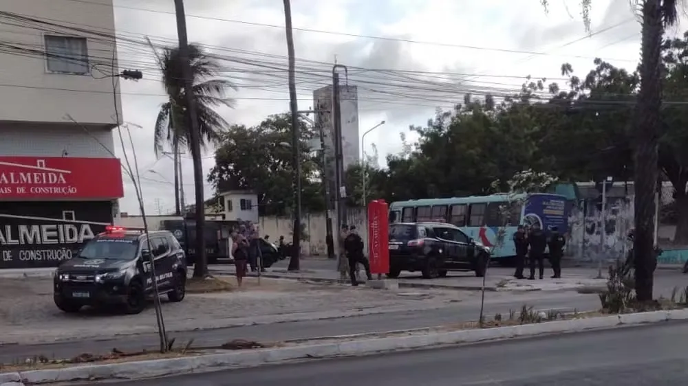 Bomba caseira é achada dentro de ônibus no Ceará e polícia usa braço robótico para removê-la