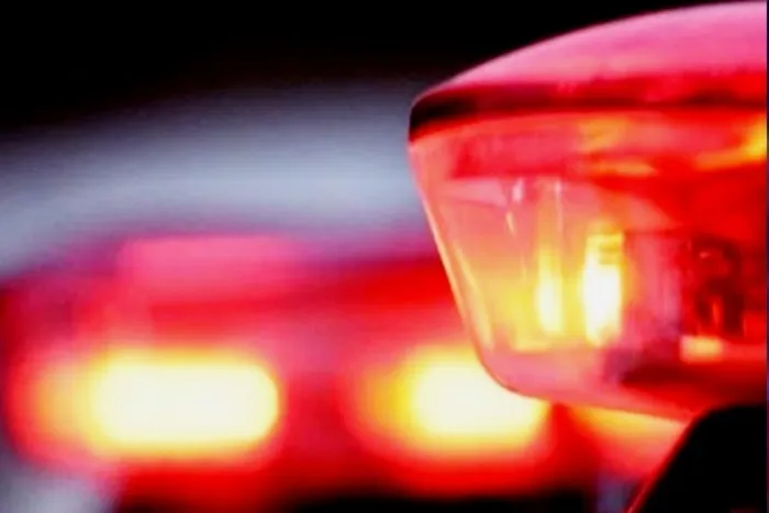 Homem encapuzado invade loja, rouba dinheiro e foge de táxi