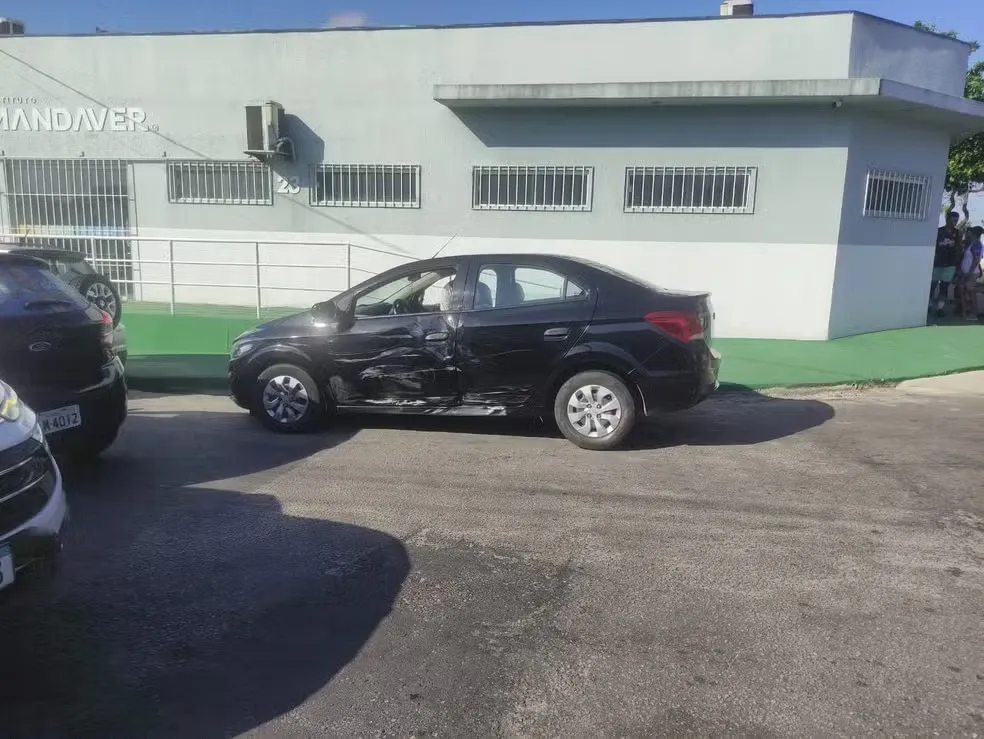 Adolescente pega moto escondido do pai para ir à escola e se envolve em acidente