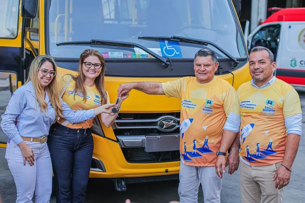 Santa Quitéria recebe novo ônibus escolar
