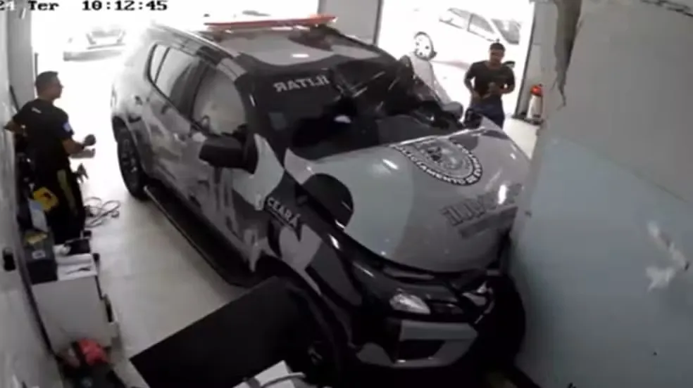 Funcionário colide viatura da PM duas vezes seguidas em oficina