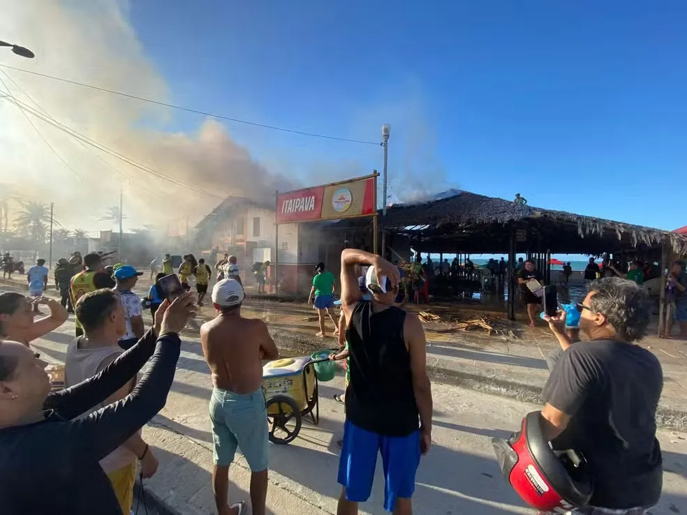 Fogos de artifício causam incêndio em barraca de praia durante evento político no Ceará