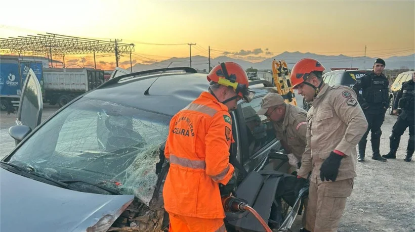 Homem fica preso às ferragens após acidente entre carro e ônibus em Sobral 