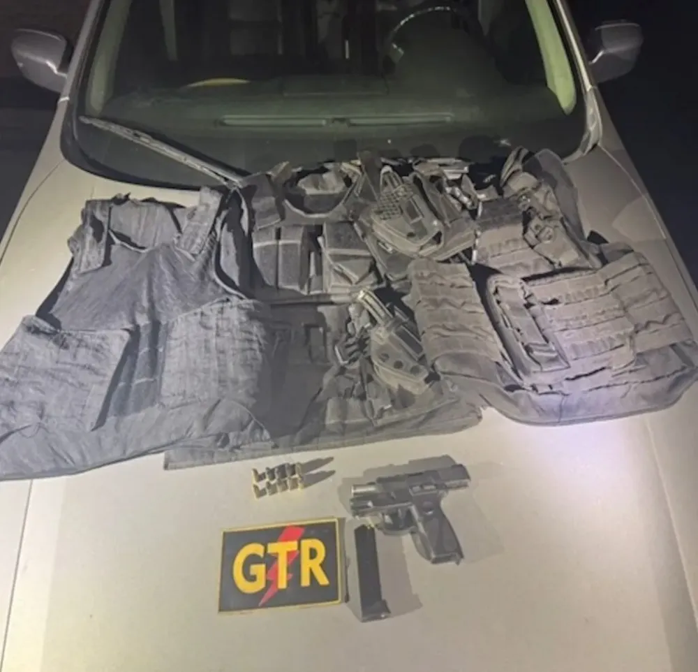 Homem se passando por agente judiciário é preso com arma e três coletes no Ceará