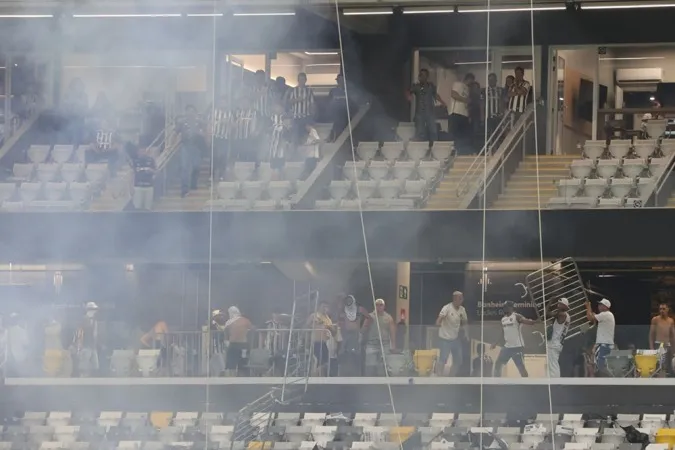 Fotográfo é internado após ser atingido por explosivo na Arena MRV