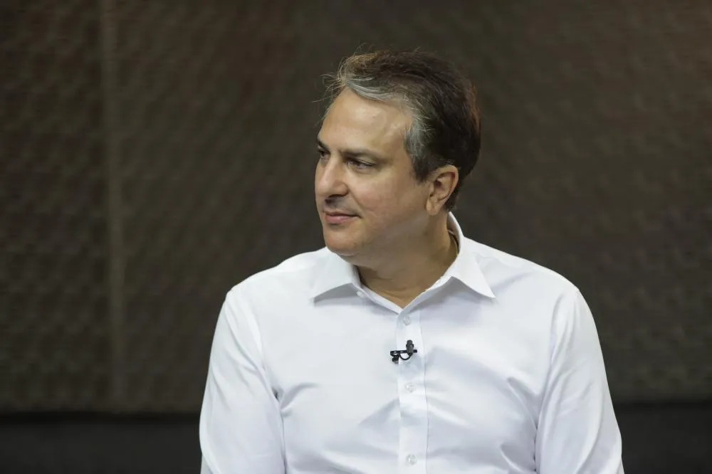 Camilo Santana poderá ser incluído nas pesquisas eleitorais, afirma Veja