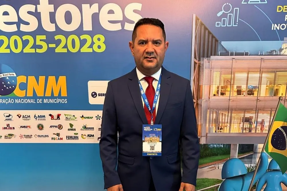 Prefeito eleito de Choró que estava foragido se entrega à polícia em Fortaleza