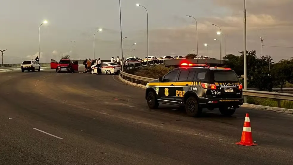 Caminhonete sobe viaduto na contramão e bate de frente com táxi no Ceará