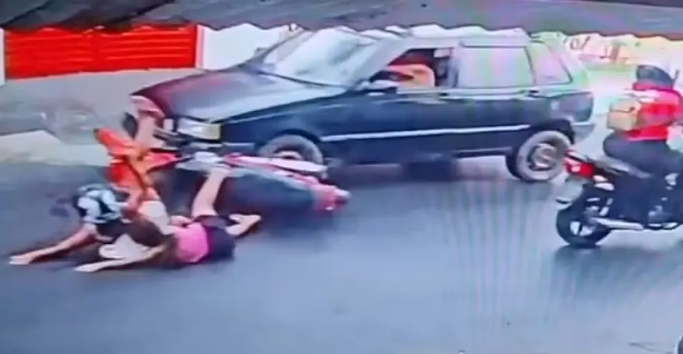 Motociclista com criança e bebê derrapa na pista e moto é atingida por carro