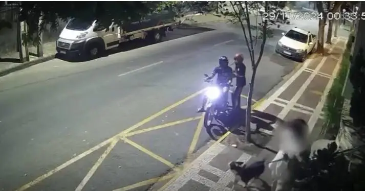 Homem tem celular roubado enquanto passeava com cão da raça pitbull no Ceará