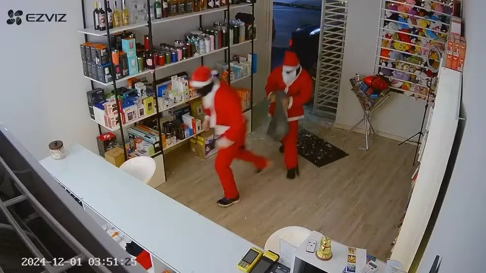 Criminosos vestidos de Papai Noel invadem e furtam loja de eletrônicos