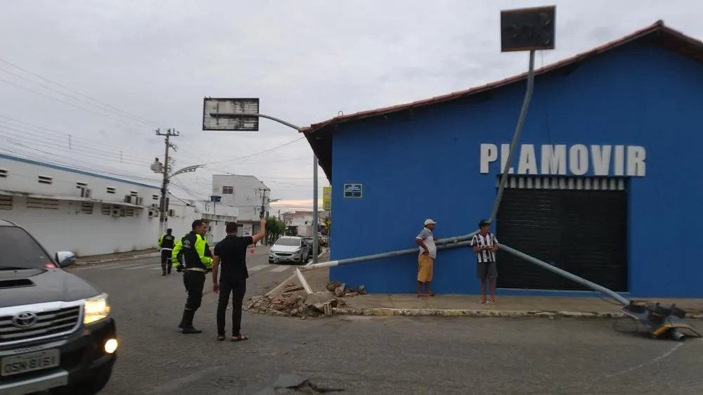 Caminhão arranca semáforo ao dobrar curva na esquina da Prefeitura em Santa Quitéria