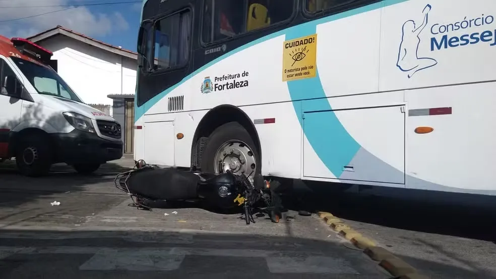 Motociclista fica sob ônibus após acidente, sofre convulsões e aguarda por ambulância por cerca de 2 horas