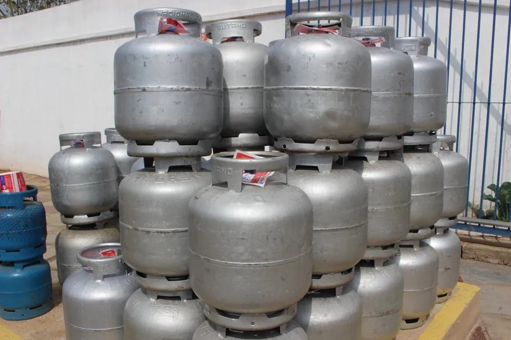 Governo atrasa pagamento do auxílio-gás, mas diz que famílias vão receber benefício antes do Natal