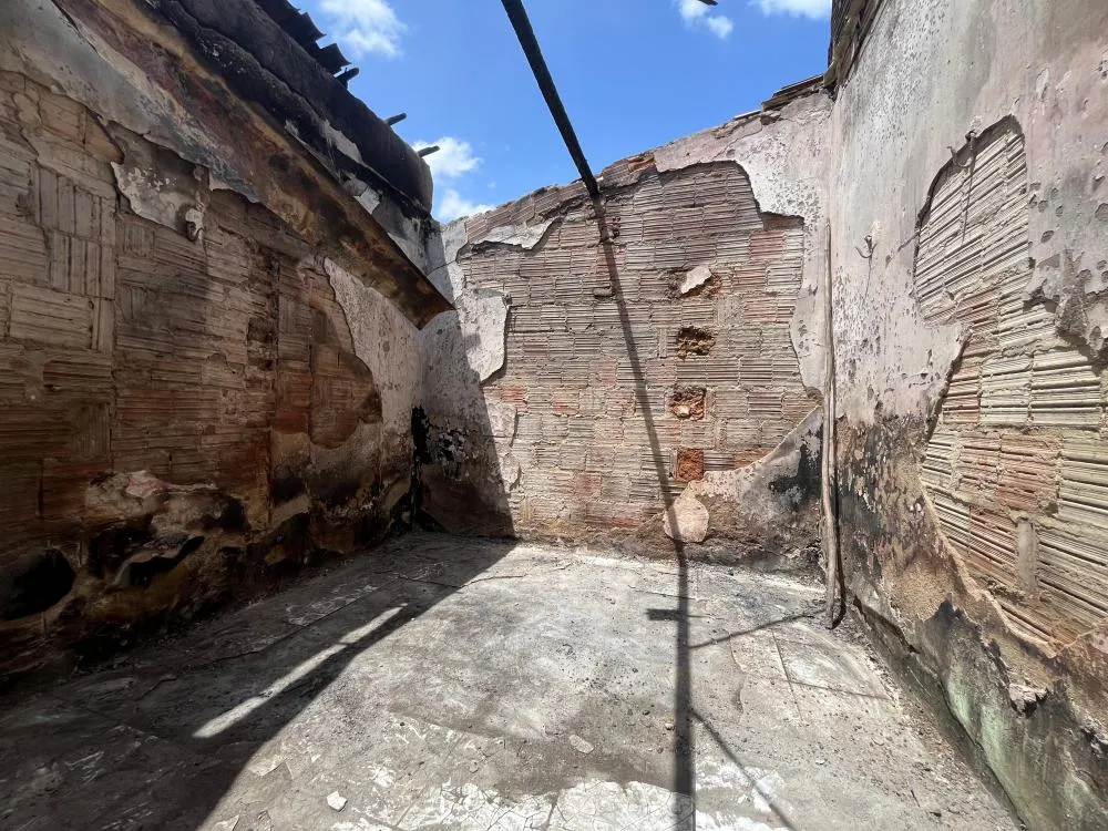 Casa pega fogo e fumaça se espalha pela vizinhança no bairro Cinzas, em Santa Quitéria