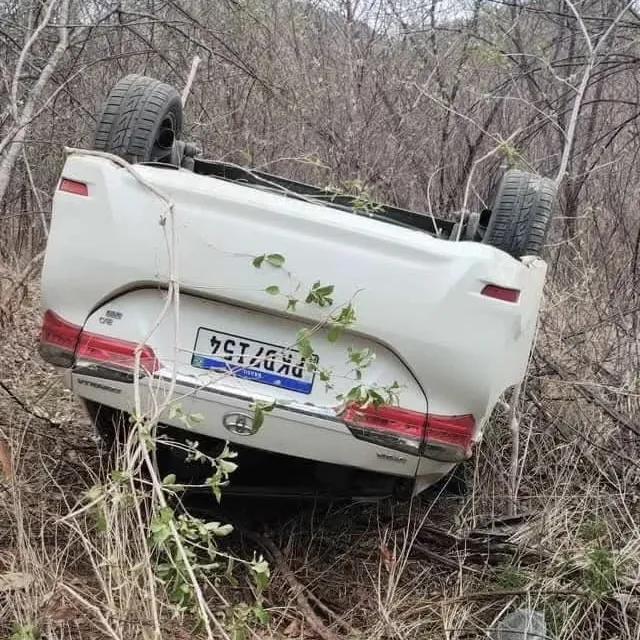 Homem morre e quatro pessoas ficam feridas em capotamento de carro em Catunda