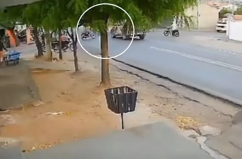 Homem sem CNH avança preferencial, bate em carro da polícia e é preso