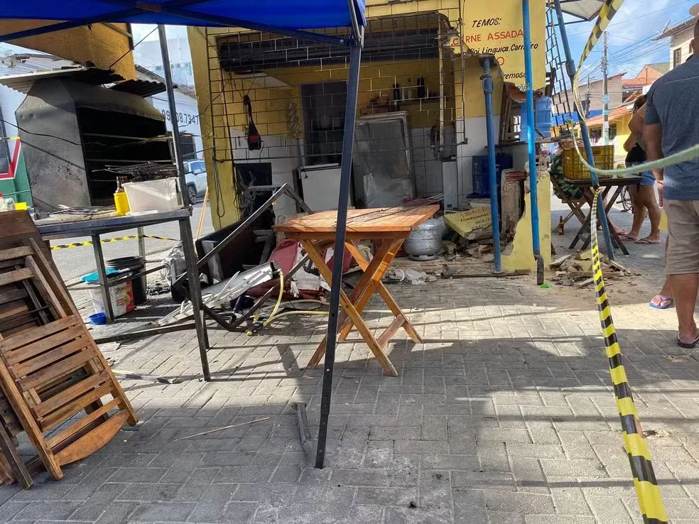 Motorista perde controle, invade quiosque e atropela três pessoas