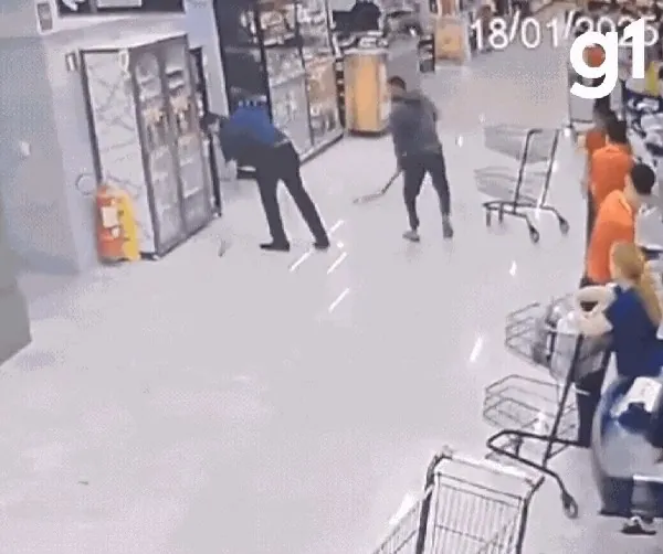 Homem agride com pá gerente de supermercado