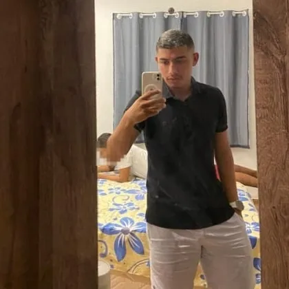 Homem é morto a tiros na casa da namorada após imóvel ser invadido por criminosos 