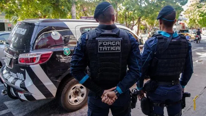 Homem toca partes íntimas de passageiro em ônibus, descobre que vítima é policial e é detido