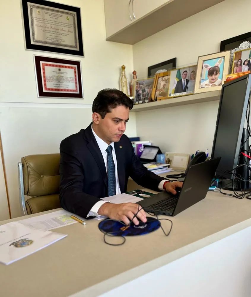 Júnior Mano reassume mandato em meio a investigações sobre suposto esquema criminoso