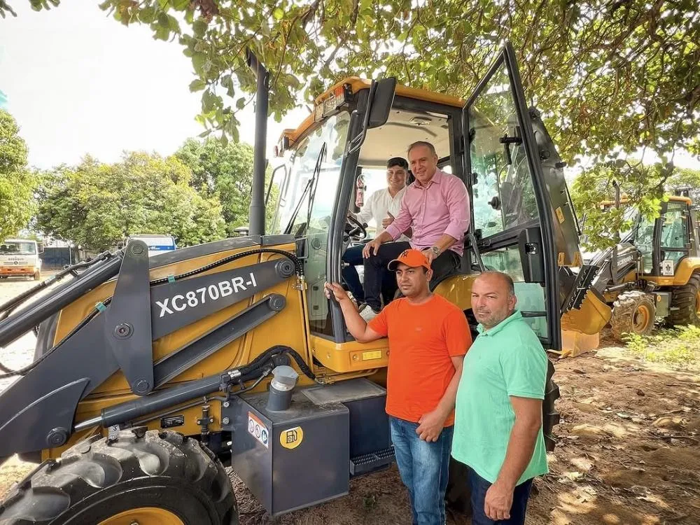 Santa Quitéria recebe retroescavadeira para reforço em obras e agricultura