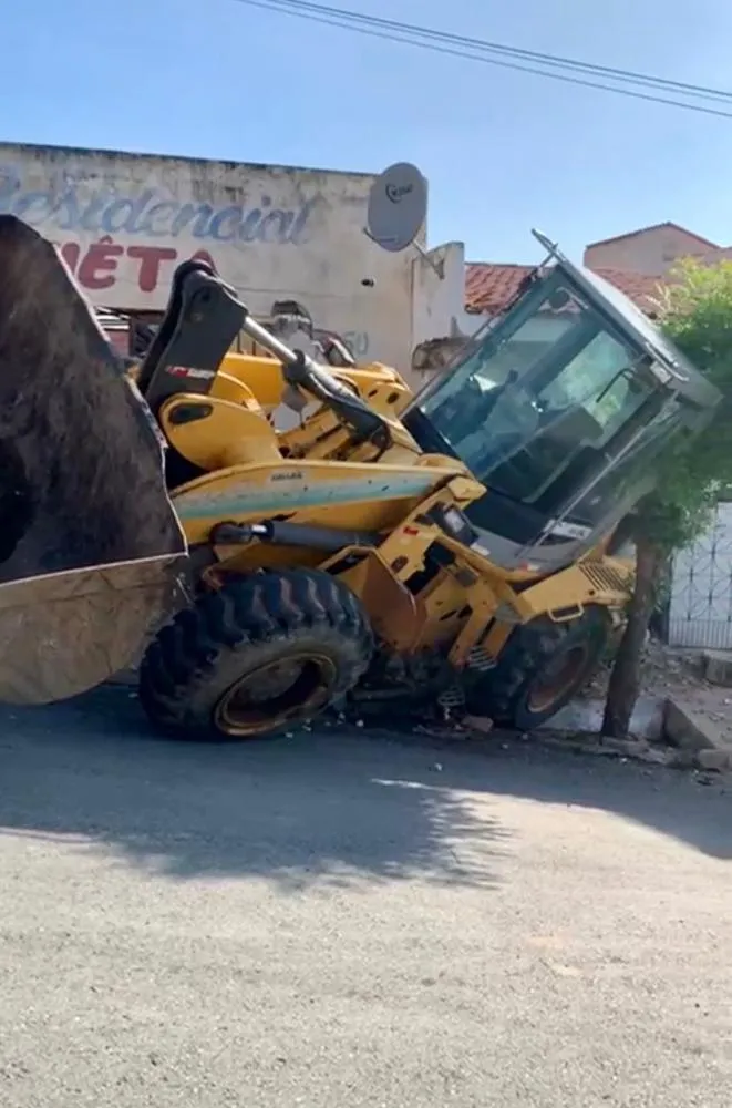 Retroescavadeira perde controle e atinge casa em Groairas; ninguém ficou ferido 