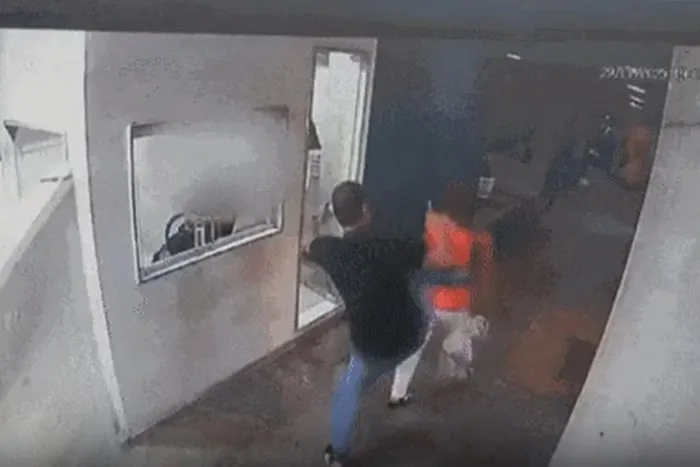 Mulher leva voadora de motorista de app por comer biscoito no carro