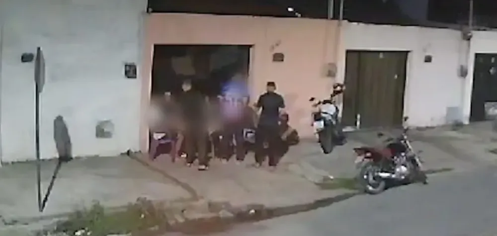 Trio de criminosos rouba celulares e motos de moradores que conversavam em calçada