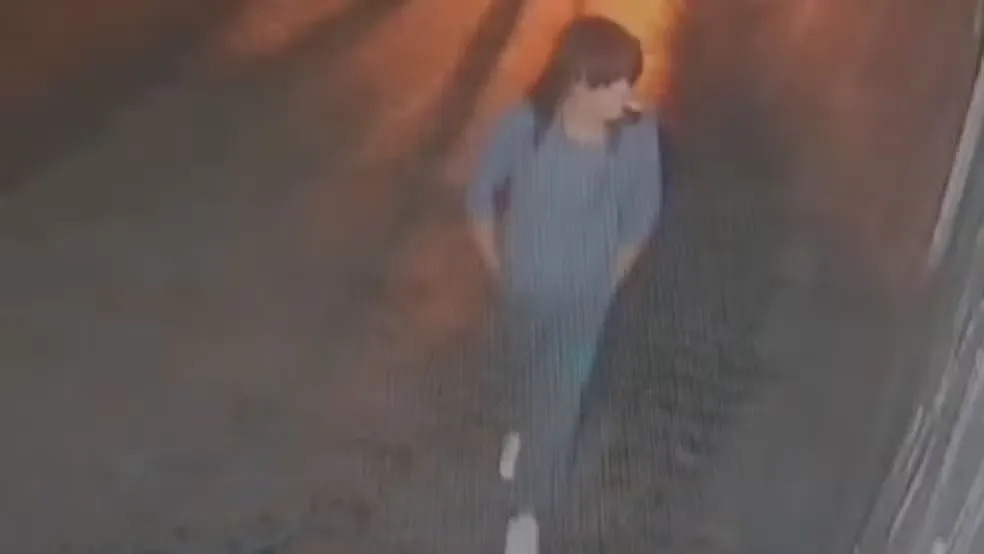 Ladrão usa peruca para se disfarçar enquanto furta bicicletas