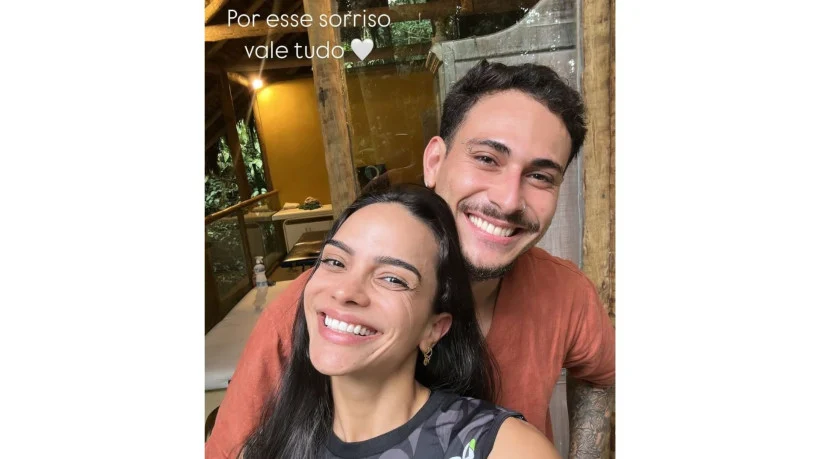 Jogadora de vôlei viaja para surpreender namorado e descobre traição